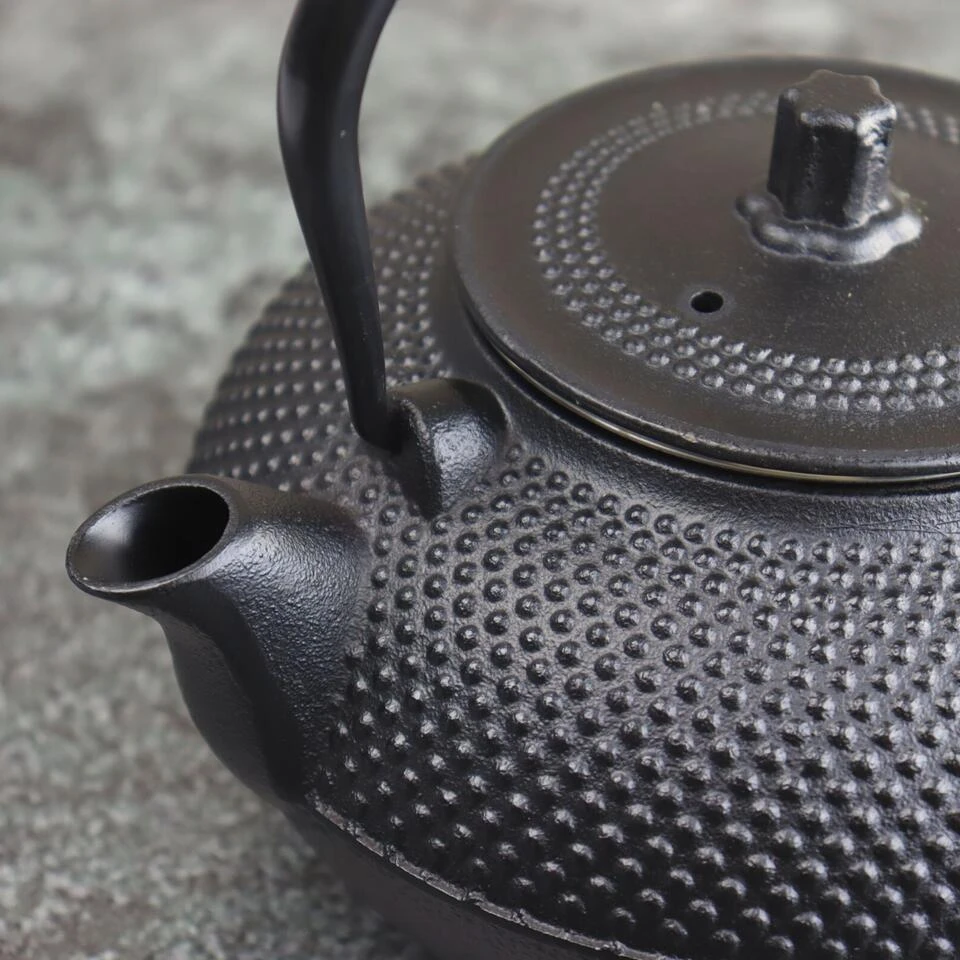 Orange85 Theepot Met Onderzetter Tetsubin Japans Theebus Zwart 1.5L Gietijzer 5 Orange85 Theepot Met Onderzetter Tetsubin Japans Theebus Zwart 1.5L Gietijzer - Afbeelding 3